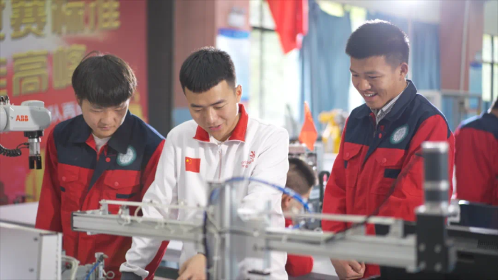 云南省首個(gè)世界技能大賽冠軍鄭棋元老師