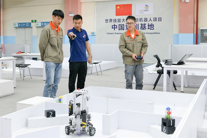 鄭棋元世界冠軍、萬(wàn)人計(jì)劃首席技師、全國(guó)技術(shù)能手