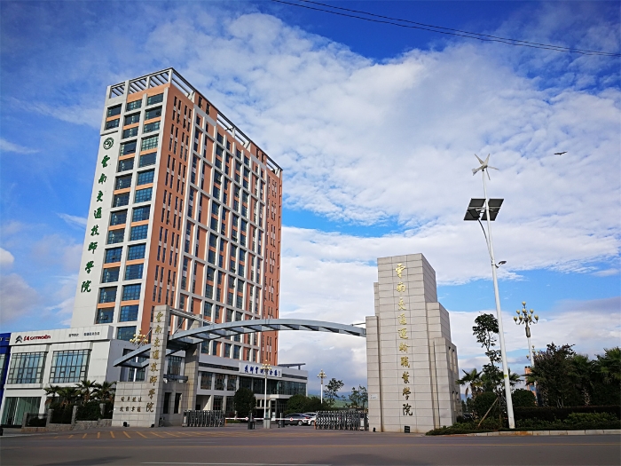 1.學(xué)校大門