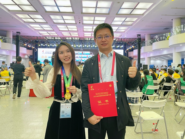 2022金磚國(guó)家職業(yè)技能大賽金牌獲得者王佳（左）、優(yōu)秀指導(dǎo)專家張華偉（右）