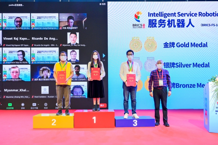 王佳老師（中）斬獲金牌