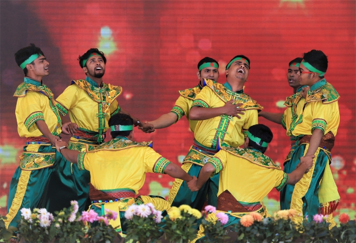 學(xué)校留學(xué)生在迎新晚會(huì)上用表演歌舞表演亮相