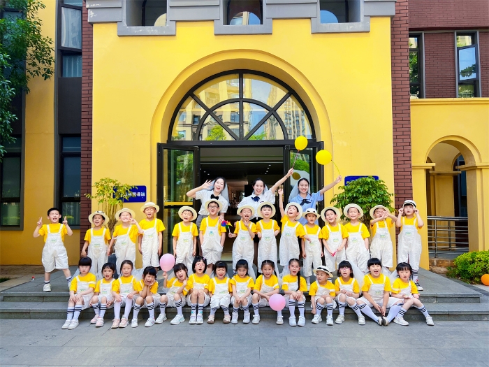 學前教育專業(yè)學生在幼兒園實習合影 學前教育專業(yè)學生在幼兒園實習合影