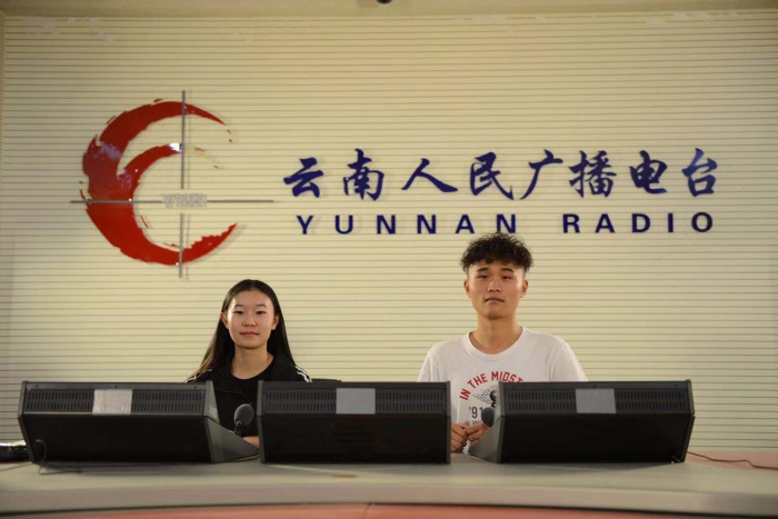 2、學(xué)生到云南人民廣播電臺上實踐課