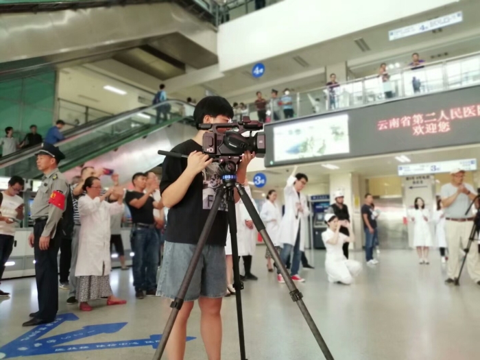 3、學(xué)生進行電視節(jié)目錄制