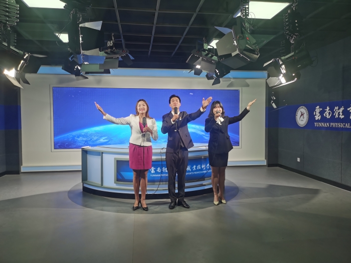 4、學(xué)生在學(xué)校演播室錄制節(jié)目