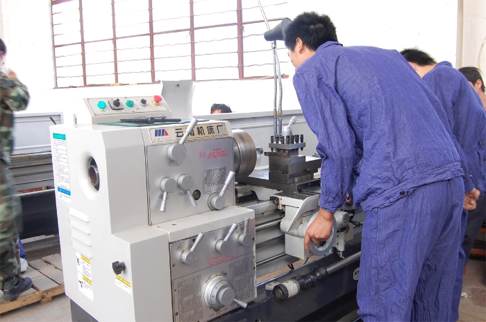 學(xué)生進(jìn)行機(jī)加工實(shí)訓(xùn)