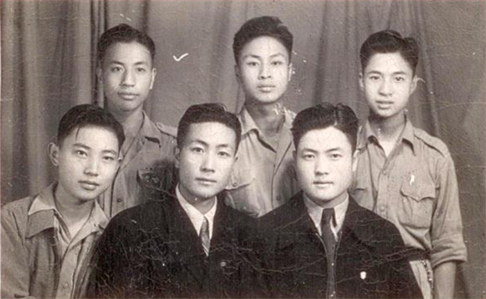 圖6：粵秀校友“鋼琴詩人”傅聰在1948年與同窗的合影(前排左一為傅聰先生)